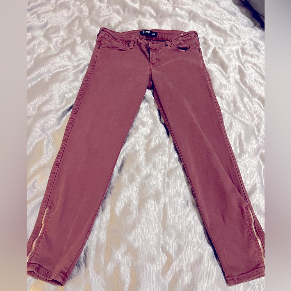 Burgundy ankle-cropped jeans with zipper on the side